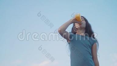 小女孩喝塑料瓶慢动作视频.. 少女生活方式青少年喝果汁和水运动